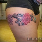 Fotó a harisnyakötő tetoválásról, virágokról és levelekről