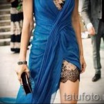 Fotó egy harisnyakötő tetoválásról egy hosszú ruha alatt