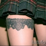 Fotó egy harisnyakötő tetoválásról egy iskolai szoknyához