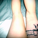 Fotó a harisnyakötő tetoválásról, íjjal a hátán - a segg alatt