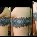 Fotó a harisnyakötő tetoválásról, kék szalaggal és konyhai késsel