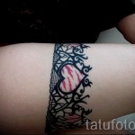 Fotó egy harisnyakötő tetoválás szívvel