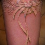 Fotó egy harisnyakötő tetoválás virággal - fehér tetoválás