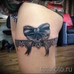 Fotó a harisnyakötő tetoválásról, fekete íjjal a szalagokon