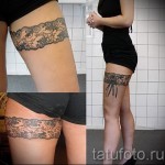 Fotó egy harisnyakötő tetoválásról különböző oldalakról egy fekete ruhás lány lábán