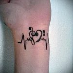 tatouage sur le pouls du poignet - un exemple du tatouage fini 1