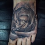 fekete rózsa tetoválás a láb alján egy lány számára - fotó