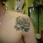 rózsa tetoválás a vállán - fotó opció 15122015 № 10