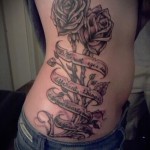 rózsa tetoválás a bordákon - fotó opció 15122015 № 4
