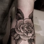 tetoválás rózsával a lány kézhajlításán - fotó