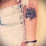 rózsa tetoválás a lányok kezén - fotó opció 15122015 -ből, 7. szám