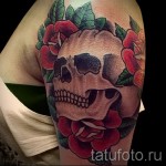 gyönyörű koponya és vörös rózsa - tetoválás fotó