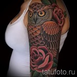 Bagoly vörös rózsákkal - példa a tetoválásra a fotón