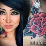 Rose Tattoo am Hals - eine Variante der Bildnummer 15122015 1