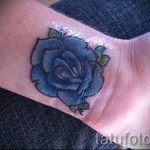 rózsatetoválás a csuklóján - a 15122015 képszám egyik változata 4
