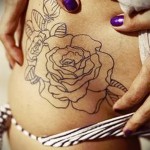 rózsatetoválás a csípőjén - képopció a 15122015 számról 2