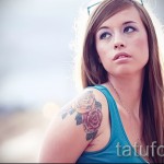 rózsatetoválás a vállán - a 15122015 képszám egyik változata 2