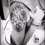 Fekete -fehér rózsák tetoválása - Fotó opció a 15122015 számról 2