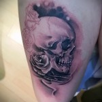 tetováló koponya rózsákkal - Fotó opció a 15122015 számról 1