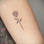 وشم روز على المعصم مثال 01.12.2020 №063-وشم على شكل وردة على الساعد-