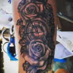 وشم روز على المعصم مثال 01.12.2020 №049-وشم وردة على الساعد-