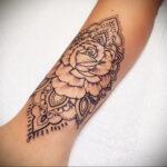 وشم روز على المعصم مثال 01.12.2020 №035-وشم على شكل وردة على الساعد-