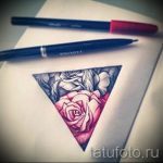 Skizze der Tattoo -rosa Blüten mit einem Dreieck - menő Tapete zu sehen 1