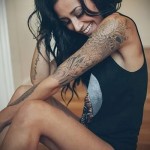 كم وشم على جسم المرأة - مثال في الصورة