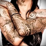 كم وشم على كلا الذراعين