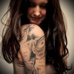 كم الوشم على جسم الفتاة