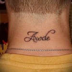 név tetoválás a nyakon - fotó példa a kész tetoválásra 06032016 -ból 2