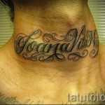 név tetoválás a nyakon - fotó példa a kész tetoválásra 06032016 -ból 3