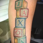 tetoválás a gyermek nevével - fotó példa egy kész tetoválásra a 06032016 14 -ből