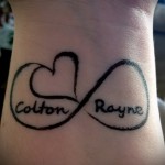 név tetoválás a csuklón - Fotó példa a kész tetoválásra a 06032016 -on 2