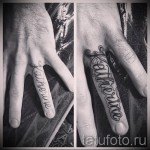 név az ujjak tetoválásán - fotó példa a kész tetoválásra 06032016 -ból 1