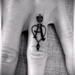 név a tetoválás ujjain - fotó példa a kész tetoválásra 06032016 -ból 2