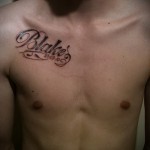 név tetoválás a mellkason - fotó példa a kész tetoválásra 06032016 -ból 3