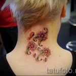 sakura a nyak tetoválásán - fotó példa 12122015 1. számból