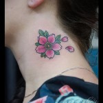 sakura tetoválás a nyakán - fotó példa 12122015 6. szám