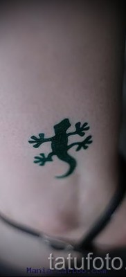 Szalamandra tetoválás fotó fekete egyszerű rajz a lábán