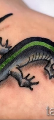 Szalamandra tetoválás zöld csíkkal