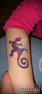 Szalamandra tetoválás karon - csillogás
