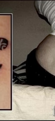 Szalamandra tetoválás a lány combján