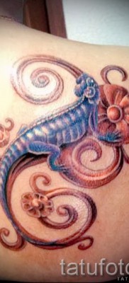 Szalamandra tetoválás a lány jobb lapockáján