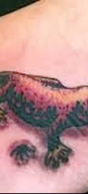 Szalamandra tetoválás fotó és lábnyomok