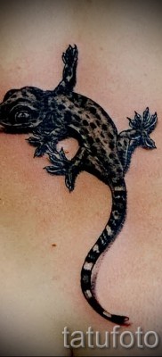 Szalamandra tetoválás papok közelében