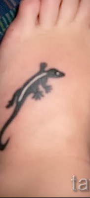 Szalamandra tetoválás a női láb alján