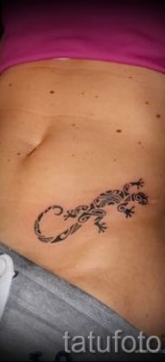 Szalamandra tetoválás az alsó hason egy lány számára - intim tetoválás