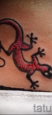 Szalamandra tetoválás az alsó hason - kúszó lány bugyiban