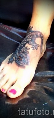 Szalamandra tetoválás fotó egy nő lábának alján - 3D -s munka